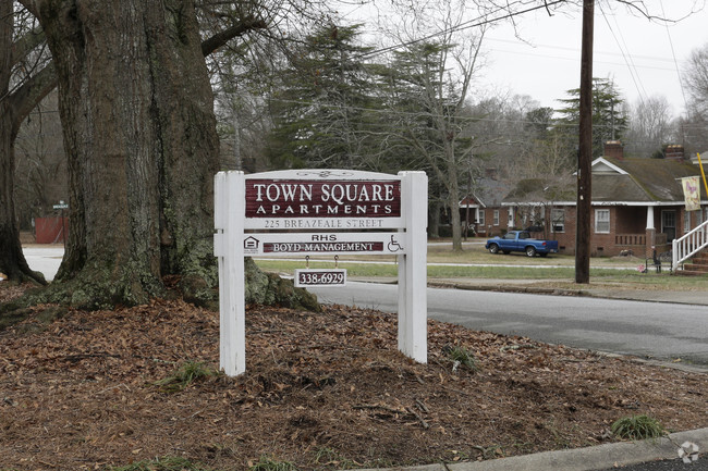 Building Photo - Town Square Apartments