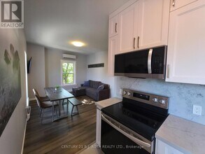 Building Photo - 82 Albert St N