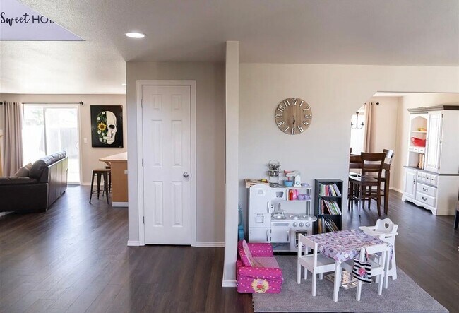 Building Photo - Spacious 4-Bedroom Home with Large Gated Yard Near Cheney & Spokane!