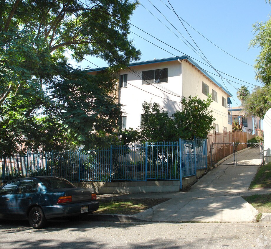Primary Photo - 639-641 Robinson St