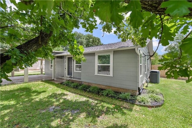 Building Photo - Available June 2026! Adorable 3 Bedroom Ho...