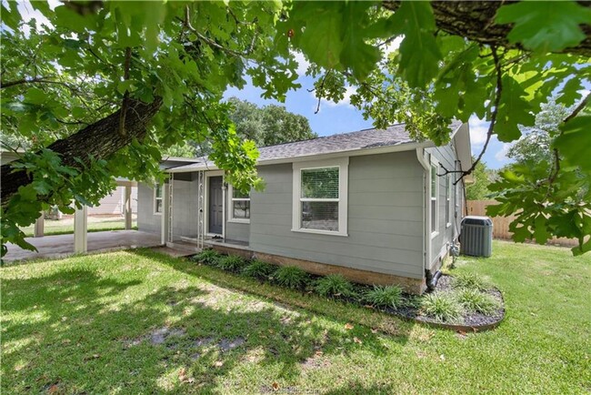 Building Photo - Available Now! Updated 3 Bedroom Home in B...