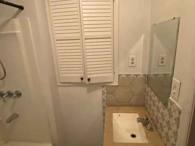 Building Photo - Quaint 1 bedroom home near the marina Move...