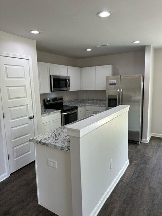 Building Photo - *Pre-leasing* Three Bedroom | Two Bath Hom...