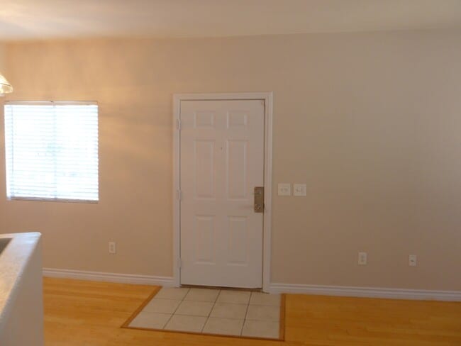 Building Photo - 3400 Cabana Dr