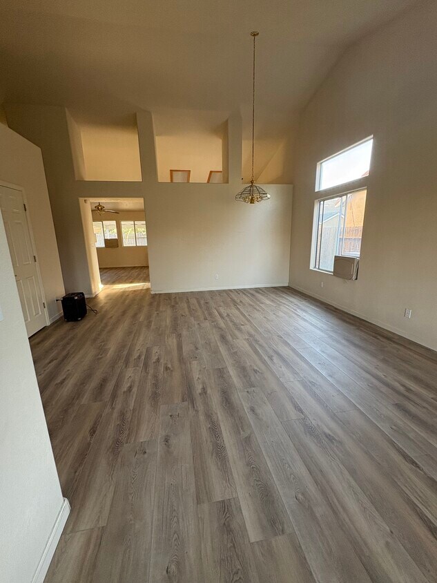 Foto principal - 2135 Greenbriar Dr
