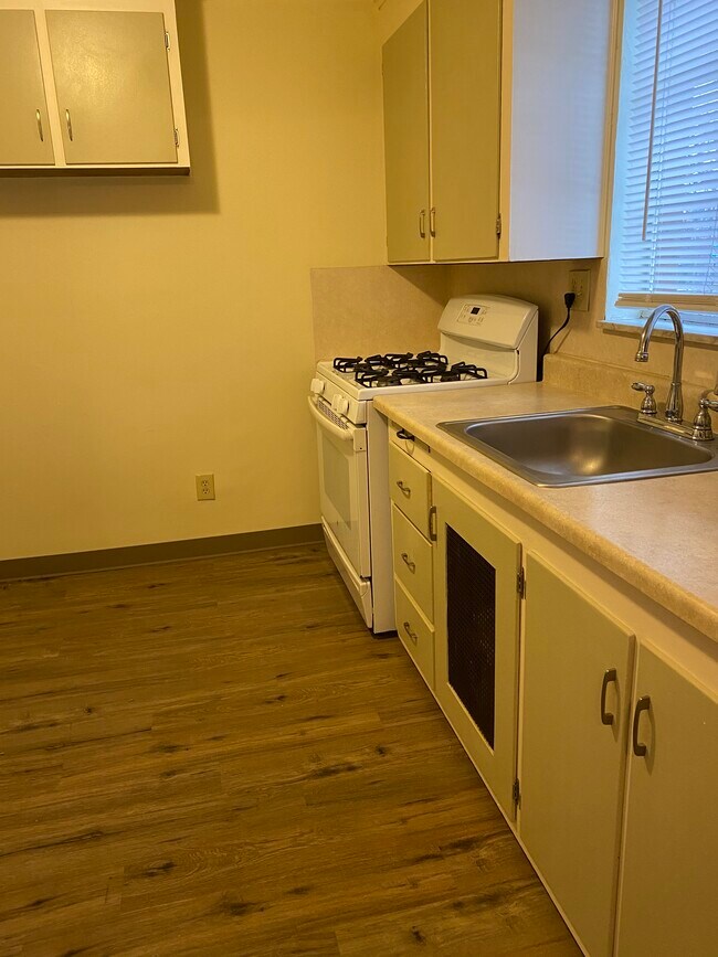 New wood laminate flooring - 9 Sharon Ct