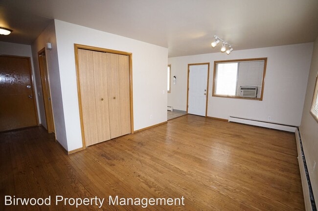 Building Photo - 2105 Lake Point Dr