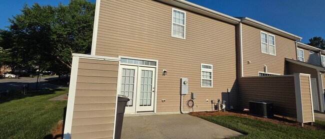 Foto del edificio - This phenomenal townhome is truly move-in ready!