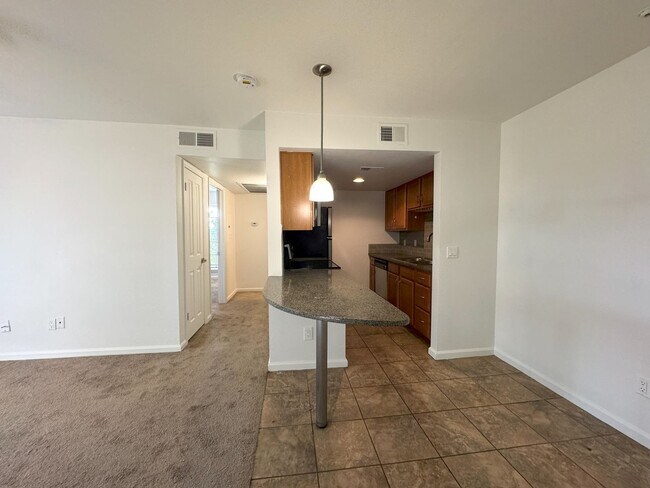 Foto del edificio - Tempe 1 Bed Condo with Granite Counters, Pool & Covered Parking - Pets Welcome