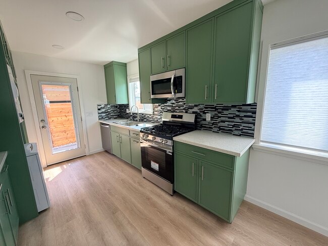 Cocina - 1346 W 222nd St