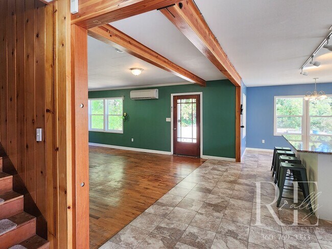 Foto del edificio - Charming Farmhouse in Town — Hobby Ready &...