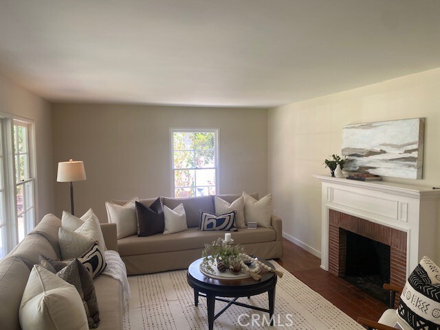 Building Photo - 926 W Valencia Mesa Dr