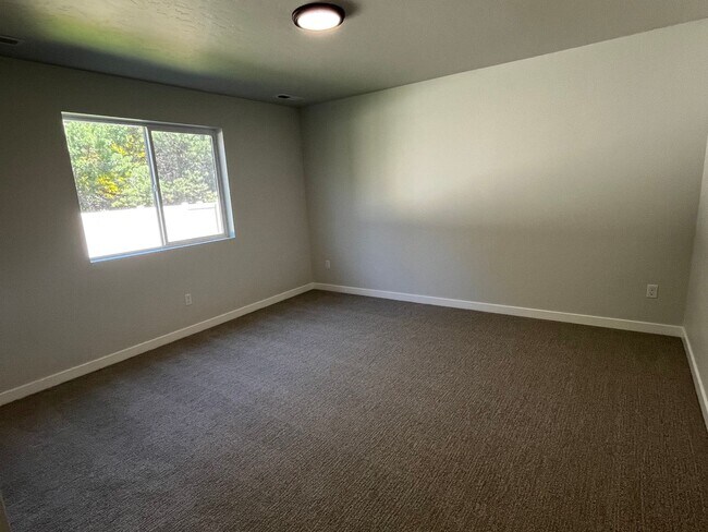 Foto del edificio - Delano Home: Modern Style Home for Rent in...