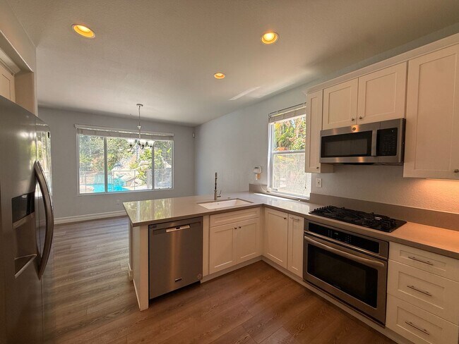 Foto del edificio - Spacious 4BD/2.5BA Home in Sorrento Valley with Pool, Backyard Patio & 2-Car Garage