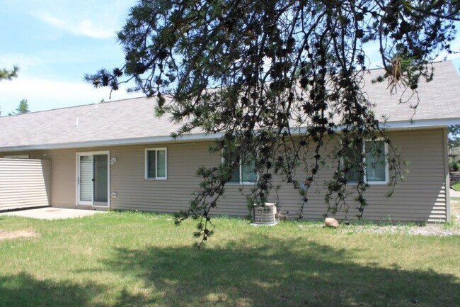 Foto del edificio - 3 Bedrooms, 1 Bathroom Single Family Home on End in Brainerd, MN w/2 car attached garage