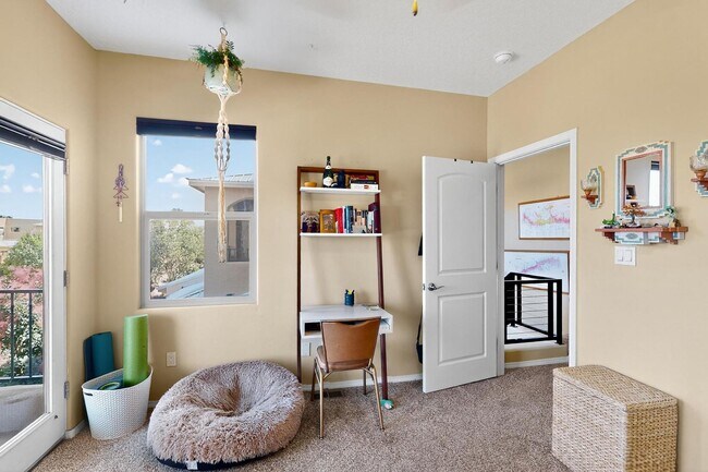 Building Photo - Sawmill District Townhouse 2/BD2/Story 2.5...