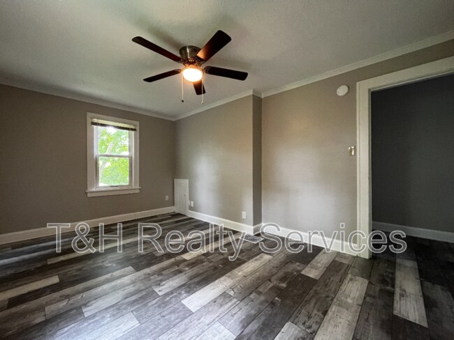 Foto del edificio - 4860 E 14th St