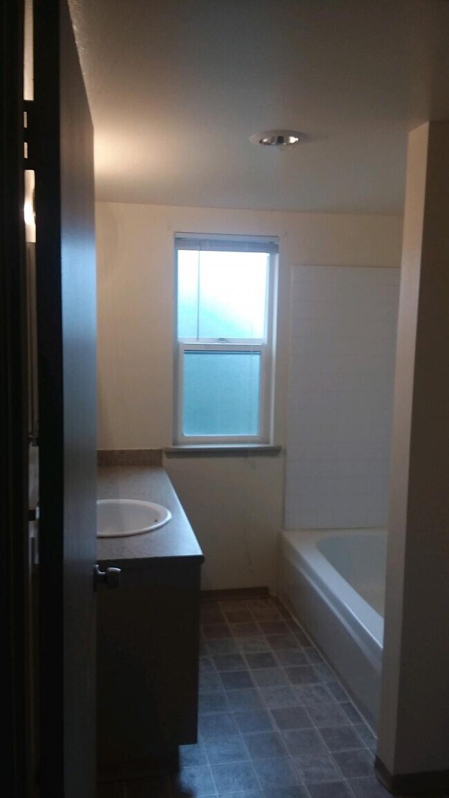 Building Photo - 2 bedroom in SEATTLE WA 98168