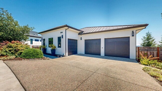 Building Photo - Stunning 5 bedroom 7 bath Fountaingrove Lu...