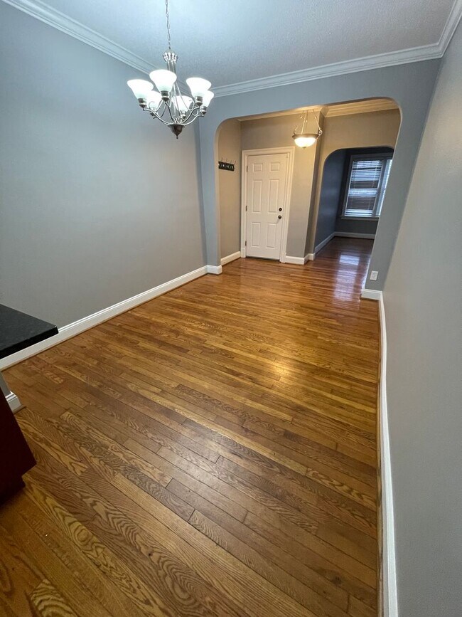 Building Photo - $1750 - Spacious & Updated 2B/2B Main Floo...