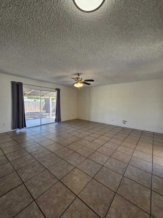 Photo - 1418 E Broadmor Dr House