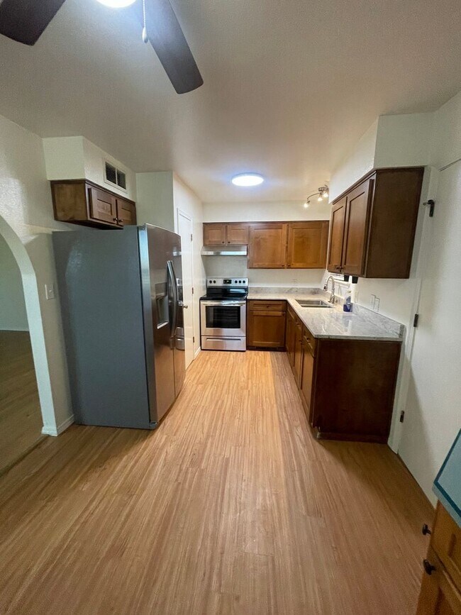 Foto del edificio - Newly updated & Ready to move in - 3 bdr, ...
