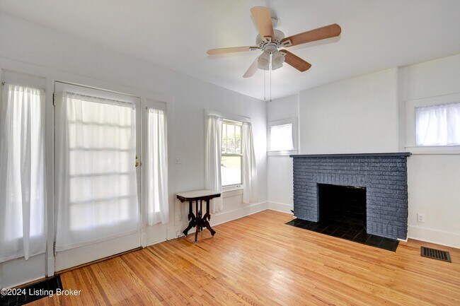 Building Photo - 2032 Lakeside Dr