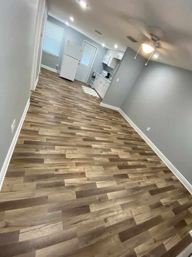 Building Photo - 1/1 Condo Great Location by Brandon Mall