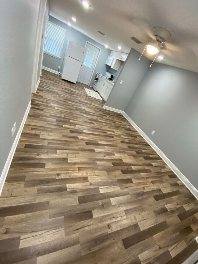 Foto del edificio - 1/1 Condo Within Walking Distance to Brandon Mall