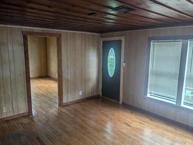 Building Photo - 3 Bed 1 Bath with Large Yard, Workshop, an...