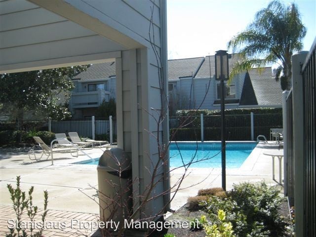 Building Photo - 2740 Sherwood Ave