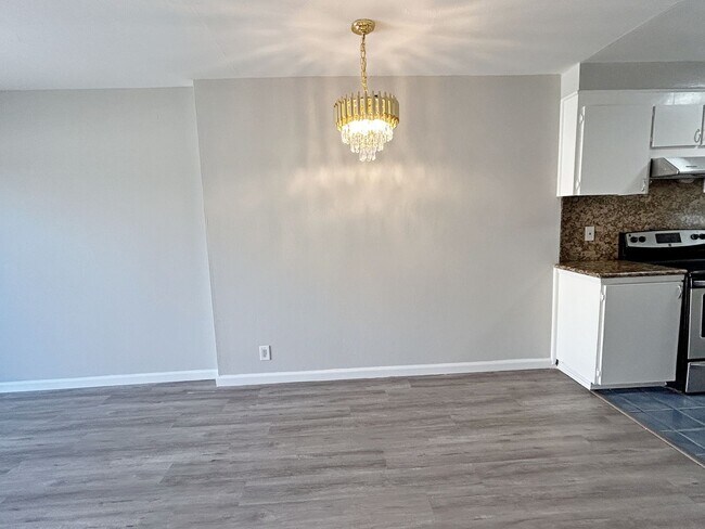 Foto del edificio - Move-in ready Evergreen townhome with private backyard, detached 2-car garage, and great communit...