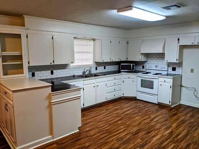 Foto del edificio - Charming Home Available Now!