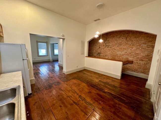 Building Photo - 612 Adams St