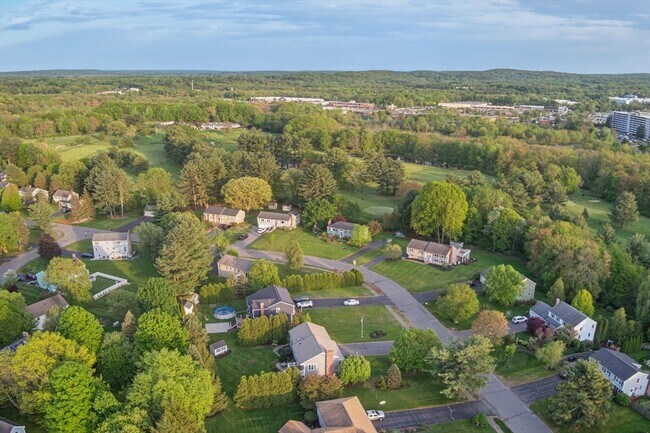 Foto del edificio - 121 Indian Meadow Dr
