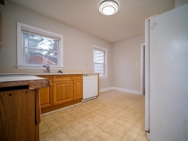 Building Photo - "Charming 3-Bedroom Home with Gleaming Hardwood Floors & 2 Full Baths in Prime Charlotte Location!"