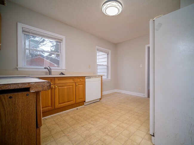 Foto del edificio - "Charming 3-Bedroom Home with Gleaming Hardwood Floors & 2 Full Baths in Prime Charlotte Location!"