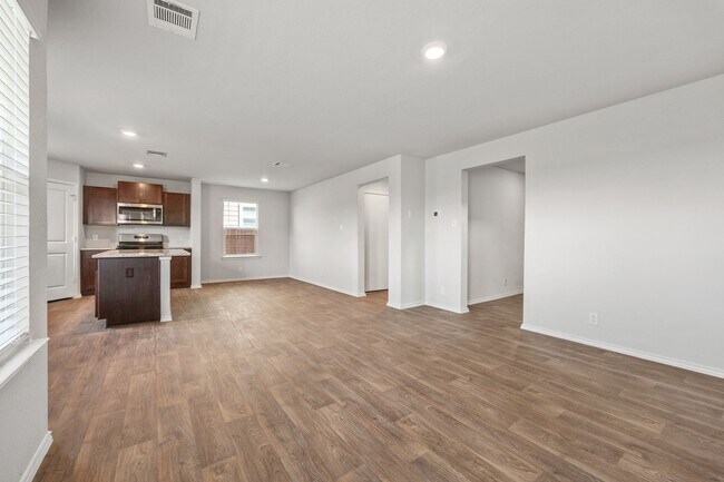 Foto del edificio - REDUCED DEPOSIT!!! New Construction in Whi...