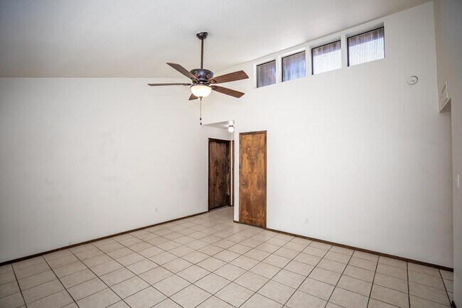 Foto del edificio - 502 W 37th St