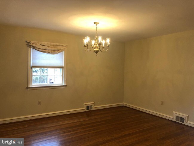 Foto del edificio - 919 N Hill Dr