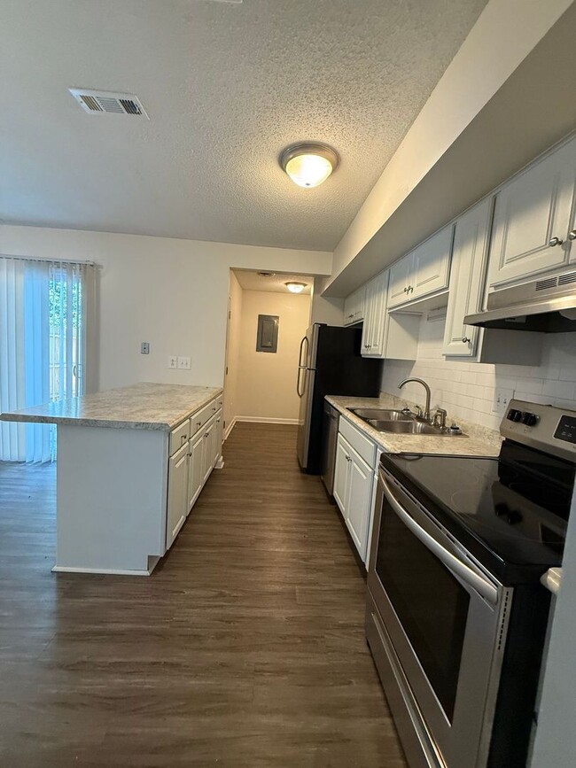 Building Photo - 3 bedroom, 1.5 bath Townhouse.