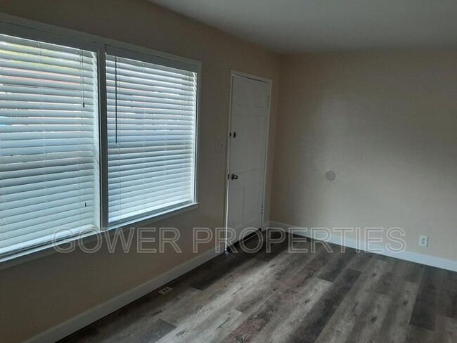 Building Photo - 130 S Pastoria Ave