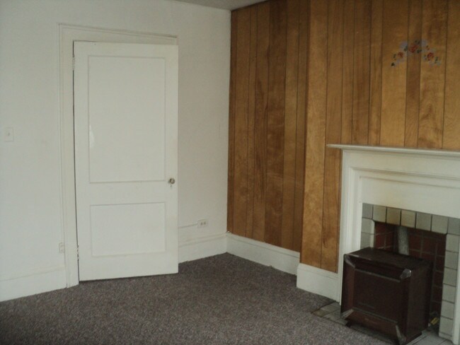 Sala de estar con armario de buen tamaño. - 917 5th Ave