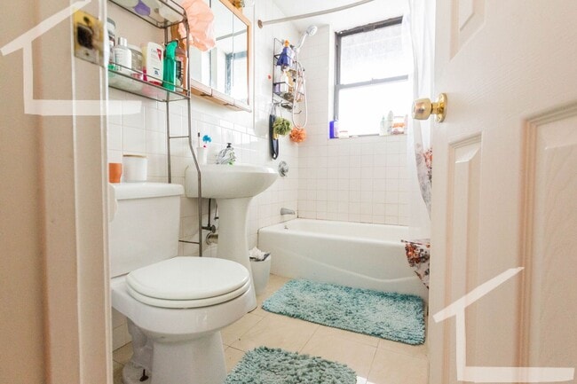 Building Photo - Don't miss this deal! 4-bed, 2-bath in Brighton