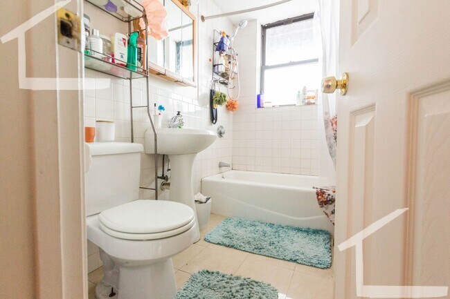 Foto del edificio - Don't miss this deal! 4-bed, 2-bath in Brighton