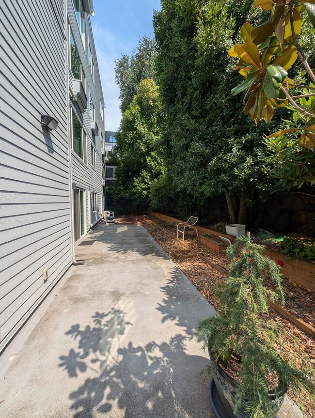 Building Photo - Capitol Hill Condo Available in June - Two Bedroom, High Floor Unit w/ A/C
