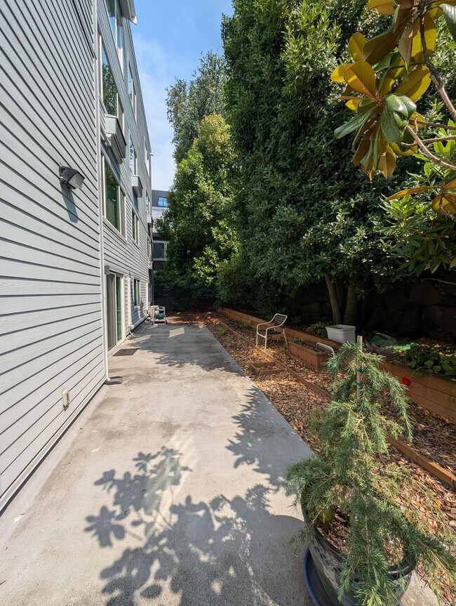 Foto del edificio - Capitol Hill Condo Available in June - Two Bedroom, High Floor Unit w/ A/C
