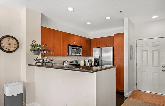 Foto del edificio - Bright & Spacious Unit with Natural Light