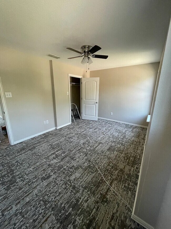 Foto del edificio - Room in Duplex on Arbor Ave